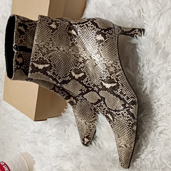New Steve Madden Kapitol Python Print Ankle Booties Size 10M - Picture 3 of 12